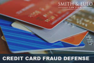 ¿Cómo puede un abogado defensor de fraude de tarjetas de crédito ayudarle con sus cargos?